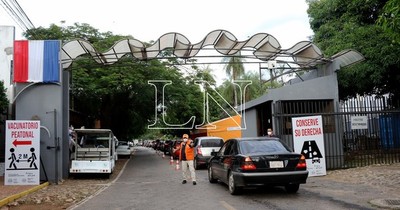 La Nación / Desde anoche aguardan por una vacuna frente a la Secretaría de Deportes