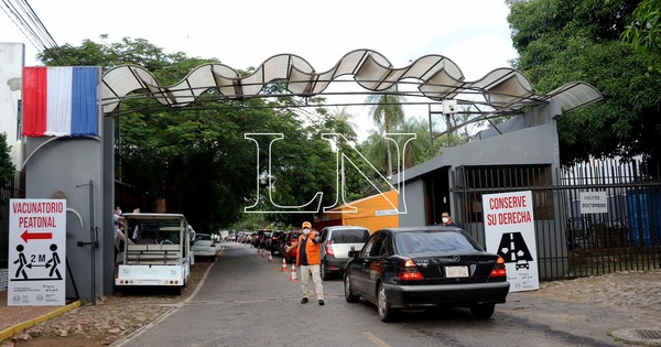 La Nación / Desde anoche aguardan por una vacuna frente a la Secretaría de Deportes