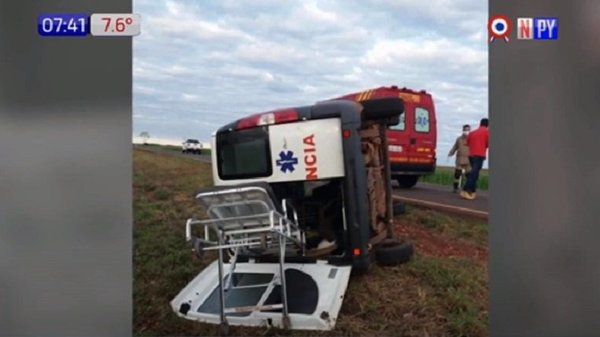 Balacera en cumpleaños deja cuatro heridos: Ambulancia volcó | Noticias Paraguay