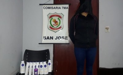 Detienen a una mujer hurtando en un supermercado por segunda vez
