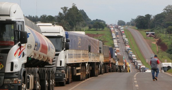 La Nación / Gobierno intenta levantar paro de camioneros a través de mediación