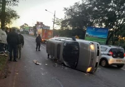 Furgoneta que transportaba frutihortícolas vuelca en Ruta PY07 - La Clave