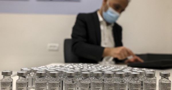 La Nación / Salud firma acuerdo logístico con empresa para conservar y distribuir vacunas Pfizer