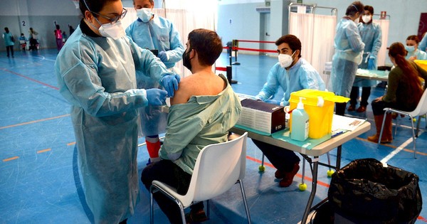 La Nación / España autoriza segunda dosis de Pfizer a vacunados con AstraZeneca