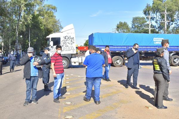 Camioneros cierran ruta en Villarrica - Nacionales - ABC Color