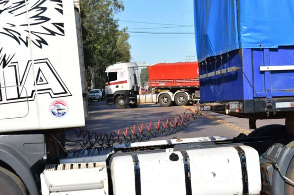 Camioneros se movilizan en diferentes puntos del país - Noticiero Paraguay