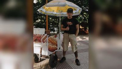 Perdió su trabajo por la pandemia y sale adelante vendiendo panchos