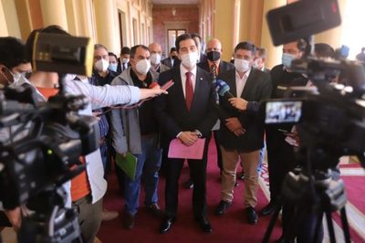 Camioneros levantan paro tras acuerdo con el Ejecutivo
