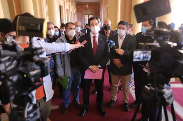 Camioneros levantan paro tras acuerdo con el Ejecutivo