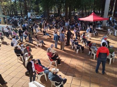 Vacunación anticovid se reanuda en cuatro vacunatorios de Alto Paraná  - ABC en el Este - ABC Color