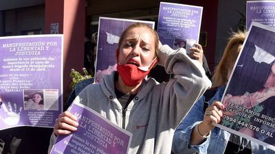A gritos pide más resultados sobre paradero de su hija