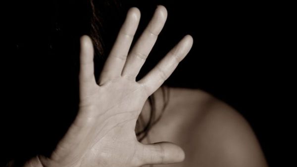Mujer es agredida por su pareja en vía pública en Ypané