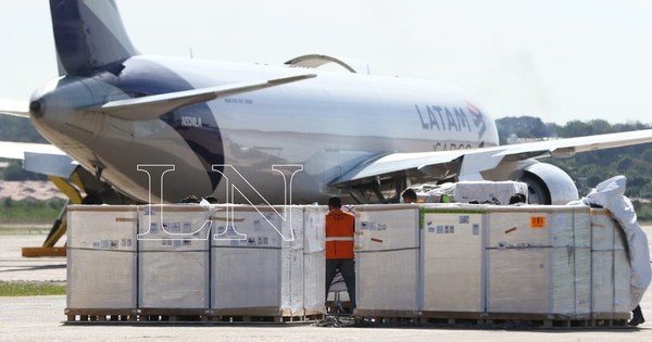 La Nación / Llegaron 250.000 dosis de Sinopharm
