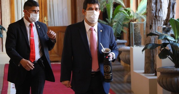 La Nación / Velázquez zafa de ser enjuiciado y anuncia postulación presidencial