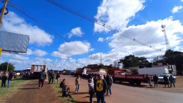 Camioneros se manifiestan con cierre intermitente de ruta en Alto Paraná - La Clave