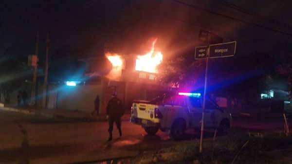 Incendio consume la casa de "Ña Tora" - Noticiero Paraguay