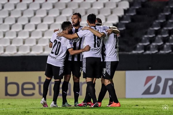 Libertad, con un trofeo bajo el brazo, va por la clasificación en la Sudamericana