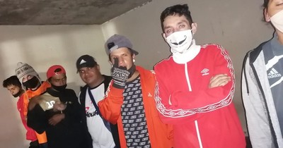 La Nación / Detienen a hinchas de equipo colombiano tras saquear un comercio