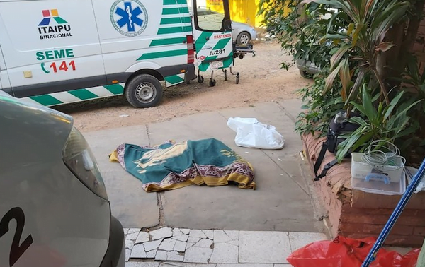 Hombre se desvanece y muerte frente al SEME aparentemente por Covid-19 - Noticiero Paraguay