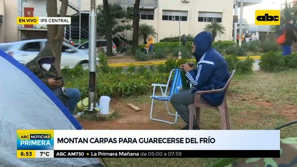 Montan carpas para guarecerse del frío en IPS Central - ABC Noticias - ABC Color