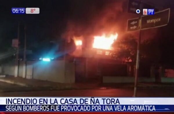 Casa de Ña Tora arde en llamas y sospechan de vela encendida como causa