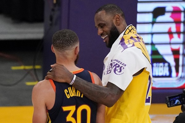 ¿Curry a los Lakers? LeBron intenta reclutarlo