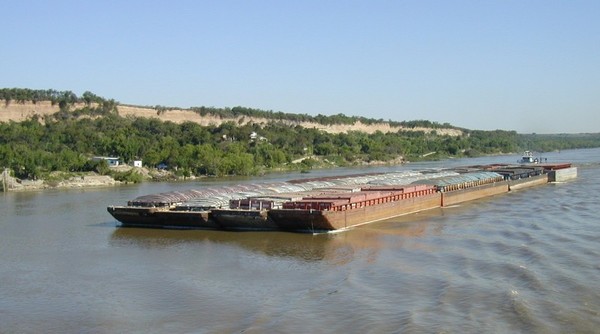 Barcazas retoman curso sobre el río Paraná tras liberación del embalse de Itaipú