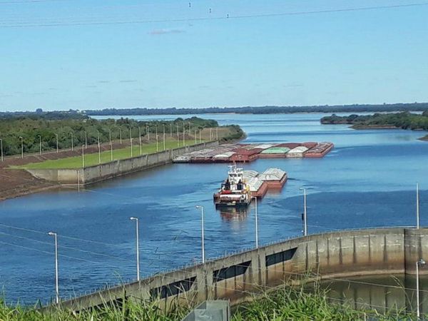 Barcazas cargadas con soja empiezan a salir por esclusa de Yacyretá