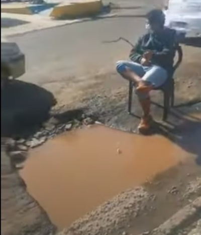 Pescando en la avenida Avelino Martinez » San Lorenzo PY