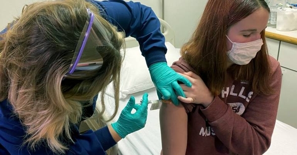 Diario HOY | Moderna dice que su vacuna anticovid es "altamente efectiva" en adolescentes