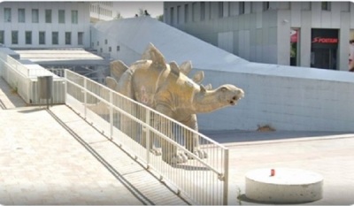 ¡Escalofriante hallazgo! Un niño encontró el cadáver de un hombre mientra jugaba en la estatua de un dinosaurio