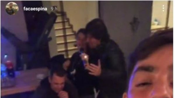 Entre karaoke, baile y vinito