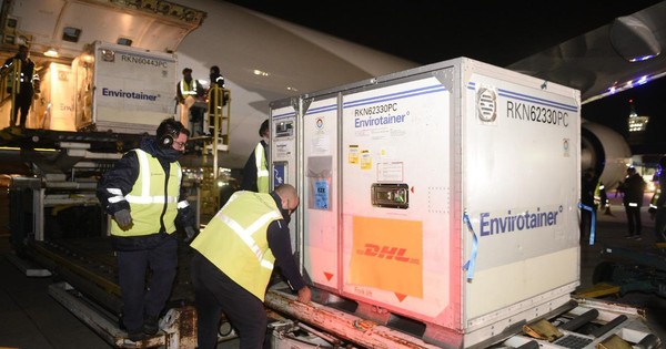 La Nación / Argentina recibió 843.000 vacunas producidas con México