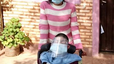 Roban balón de oxígeno a niño con parálisis