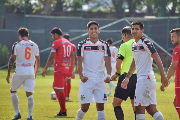 Batacazo en la Intermedia: el último derrotó al puntero - Fútbol de Ascenso de Paraguay - ABC Color