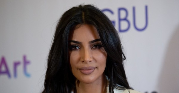 “Los obligaba a trabajar sin pausas para comer”: Demandan a Kim Kardashian por sueldos impagos a empleados de limpieza - SNT
