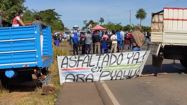 Séptimo día de manifestación para exigir asfalto en Capiibary - Nacionales - ABC Color