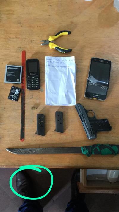 A punta de arma, peligroso reo quiso evitar traslado - Judiciales.net