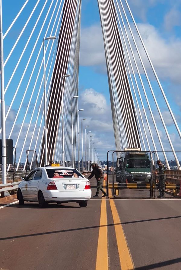 Gendarmería argentina instaló valla en medio del puente internacional - Nacionales - ABC Color