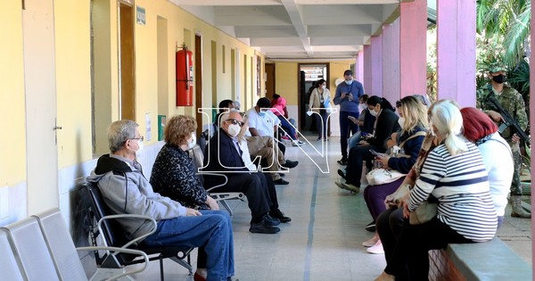 La Nación / Instan a seguir acudiendo a vacunatorios contra el COVID-19