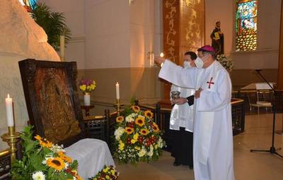 Donan a Basílica la Virgen de Caacupé tallada por reo