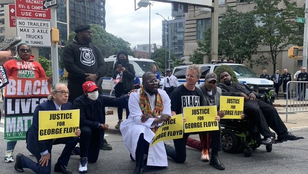 Neoyorquinos marchan para pedir retirada de fondos de la policía