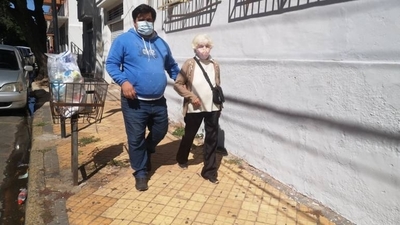 Diario HOY | El loable gesto de un joven hacia una septuagenaria a la que rechazaron en un vacunatorio