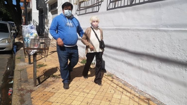 Diario HOY | El loable gesto de un joven hacia una septuagenaria a la que rechazaron en un vacunatorio