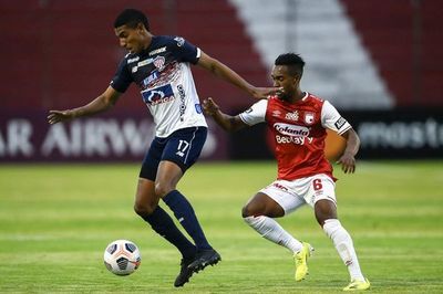 Los palos y la defensa de Santa Fe consuman la eliminación del Junior - Fútbol Internacional - ABC Color