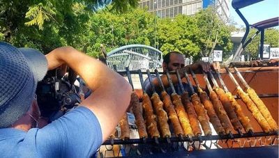 Hecho en Py: ChipAsador comercializa casi 1.500 productos al día con un tamaño llamativo (60 cm de chipa)