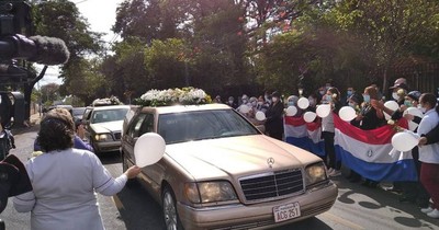La Nación / Con globos despiden a jefa de terapia del Ineram