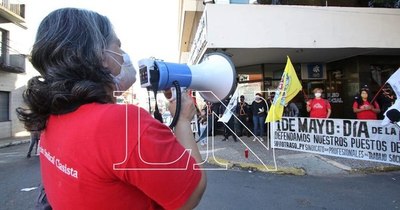 La Nación / Trabajadores no tienen mucho para celebrar