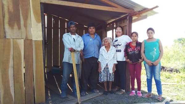 Crónica / Construyen una casa a una pareja de abuelitos