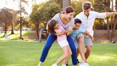 Beneficios de la unión familiar jugando en casa
